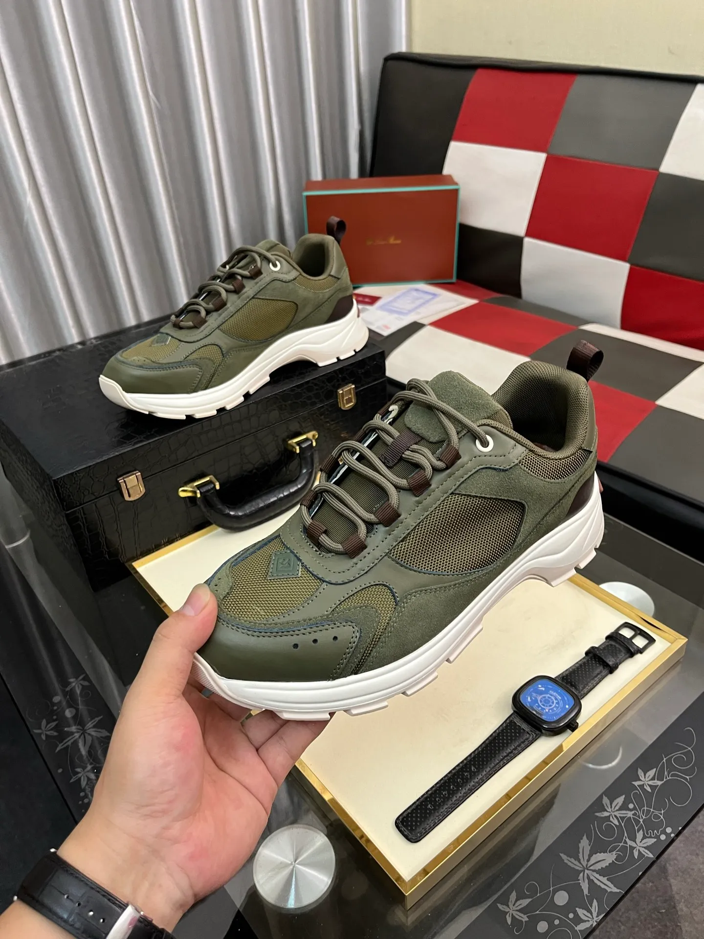 Men's shoes 💰520 ⌚️⌚️ Loro Piana's classic popular lp top version of Pili casual shoes. It turns out that these are the casual shoes that are said to be able to walk 20,000 steps without tiring your feet. This pair has both good looks and feel. You will be completely lost as soon as you step on it ~ The minimalist design is eye-catching and durable, and it is a bonus for dressing. The soft feeling on the feet has outstanding texture, and it is very nice without abrasion on the feet. The soft and waxy soles make it easy to wear for daily use for a long time. Who can resist a pair of versatile and good-looking loafers? Don't be too elegant at all, the feel and texture of the feet are good, the key is to make the legs look longer and not tire the feet, the main thing is that it is just right!        Material: Original cowhide Lining: Original sheepskin Outsole: Original sole Size: 38-44